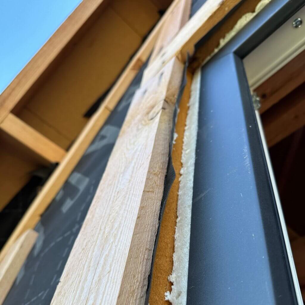 монтажный узел оконных конструкций и дверей в каркаснике