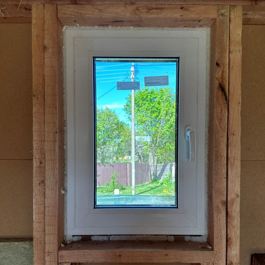 окно со скрытыми петлями в a-frame оконная ручка roto line белая