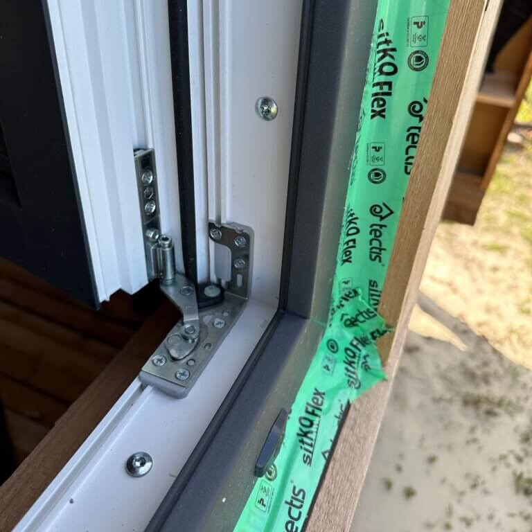 скрытые петли МАКО в окне нижняя