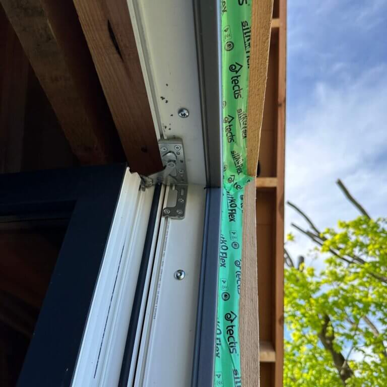 скрытые петли МАКО в окне верхняя