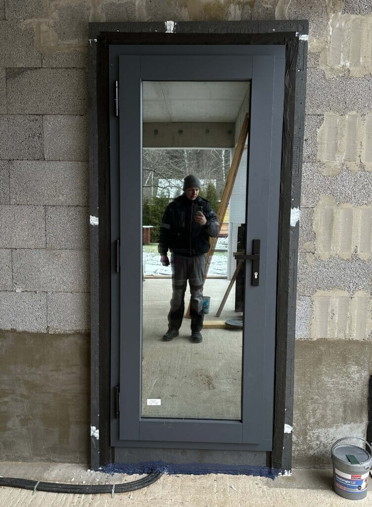 алюклип фото двери в дверном профиле и роликовыми петлями мультифункциональный стеклопакет зеркальный