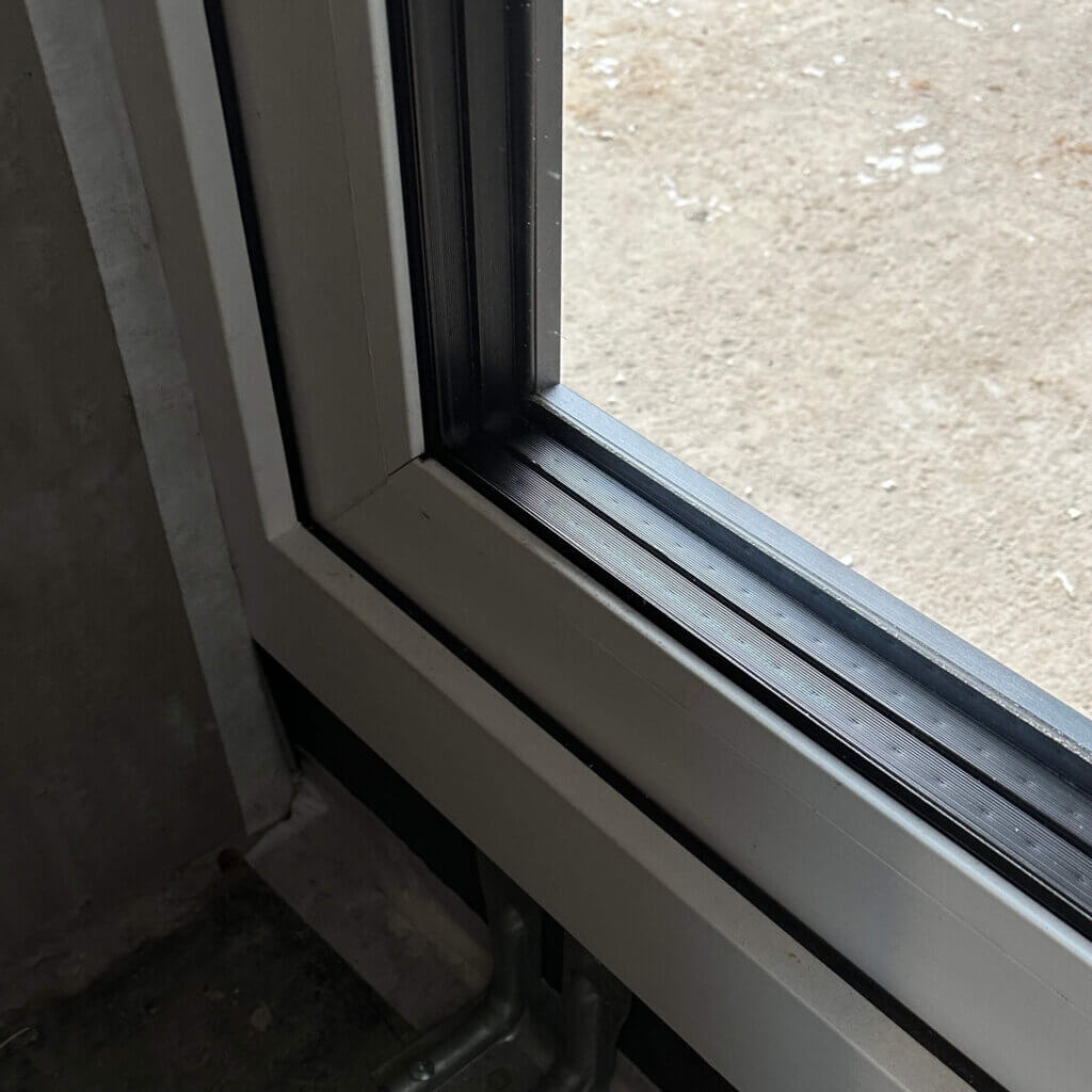 черная дистанционная рамка в стеклопакете фото