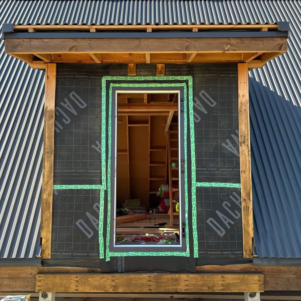 установленная дверная рама в каркаснике