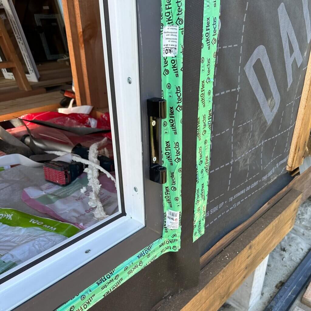 крепеж окна в каркаснике