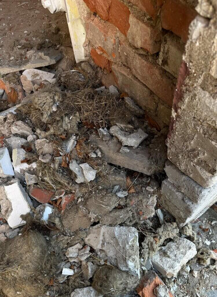 много мусора при демонтаже в сталинке