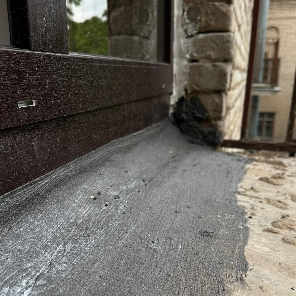 монтажный узел окна со стороны улицы на балконе