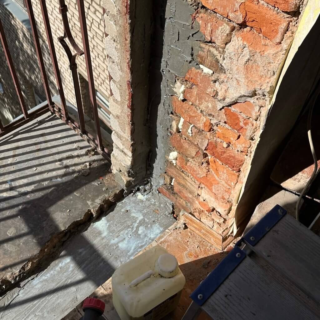 после демонтажа выравниваем поверности раствором клеем