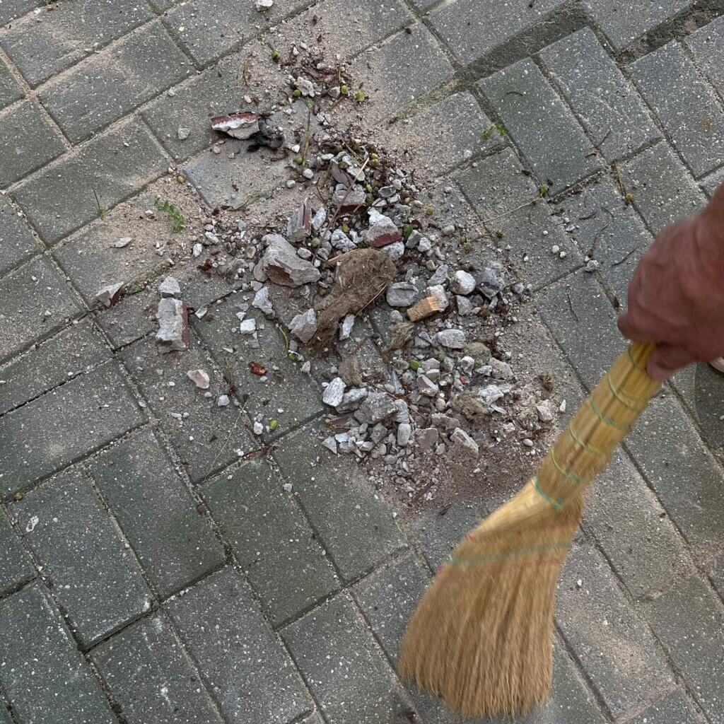 за собой убираем мусор как в квартире так и на улице